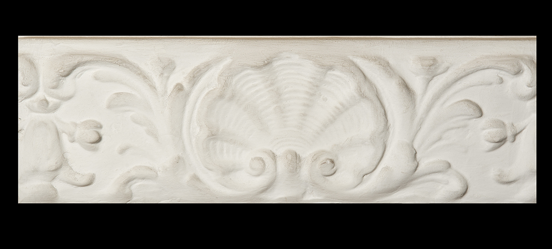 Escultura de yeso con tema floral y mariposa